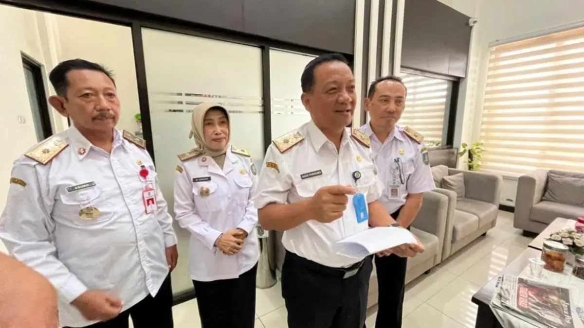 Sekdakab Jombang Agus Purnomo (tengah) didampingi Kepala BKPSDM Jombang Anwar (kanan) dan Kepala Dinas P dan K Jombang Wor Windari serta Inspektur Kabupaten Jombang Abdul Majid Nindyagung (kiri). (Wenny Rosalina/Radar Jombang)