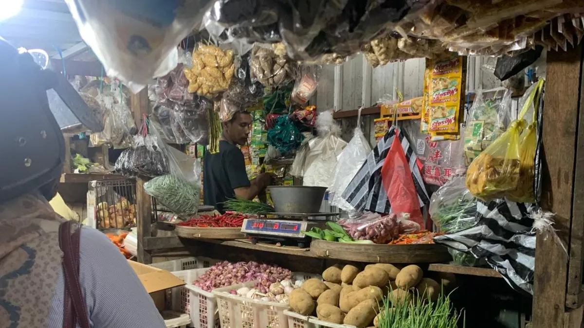 Kenaikan harga bahan pangan di sejumlah pasar tradisional di Jombang mulai menekan daya beli masyarakat. (Azmy Endiyana/Radar Jombang)