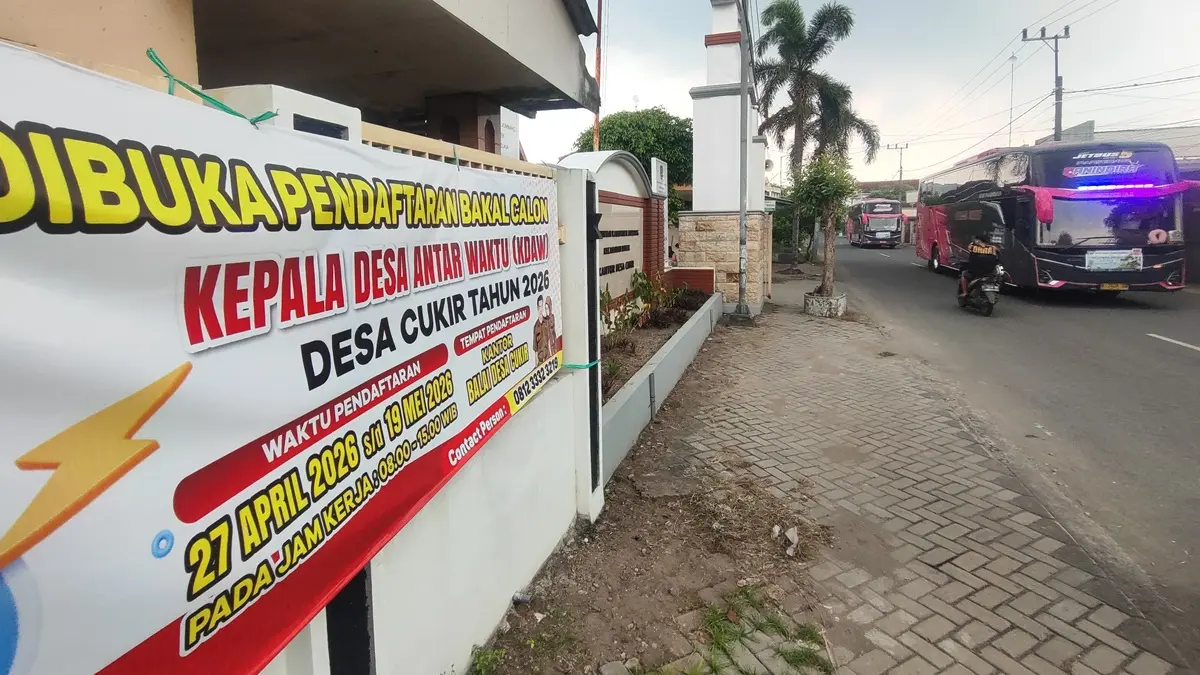 TERBUKA: Banner dibukanya pendaftaran bakal calon pemilihan Kades Antar-Waktu di Desa Cukir, Kecamatan Diwek, Jombang. (Ainul Hafidz/Radar Jombang)