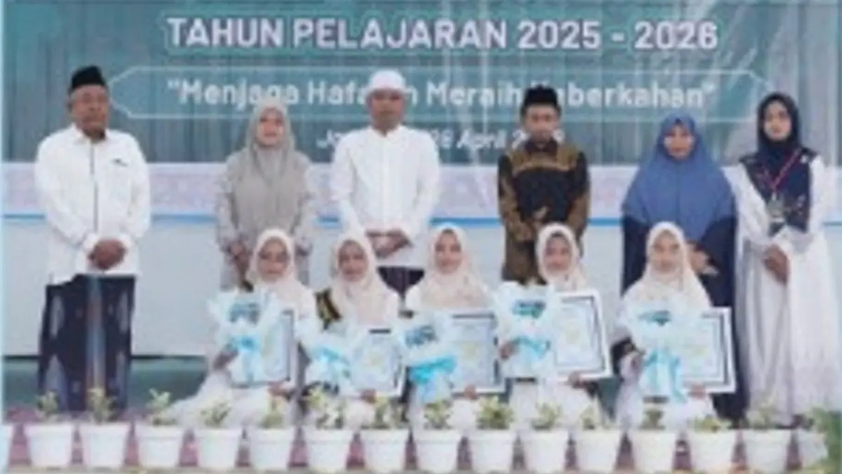 BERBAKAT: Penyerahan hadiah putri 5 terbaik siswi MTs Plus Darul Ulum, Rejoso, Jombang. 
