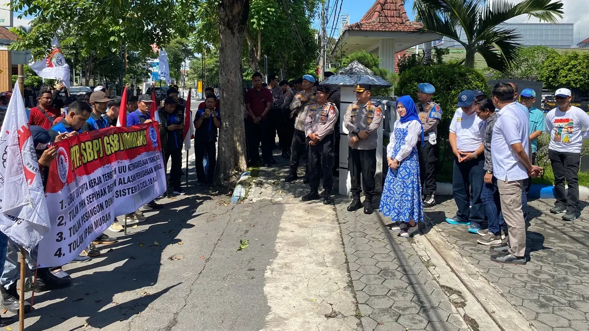 BERI PENJELASAN: Wakil Ketua DPRD Jombang Octadella Bilytha Permatasari saat menemui ratusan buruh. (Anggi Fridianto/Radar Jombang)