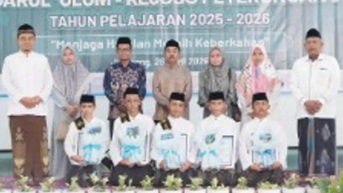 CERDAS: Penyerahan hadiah putra 5 terbaik MTs Plus Darul Ulum, Rejoso, Jombang.