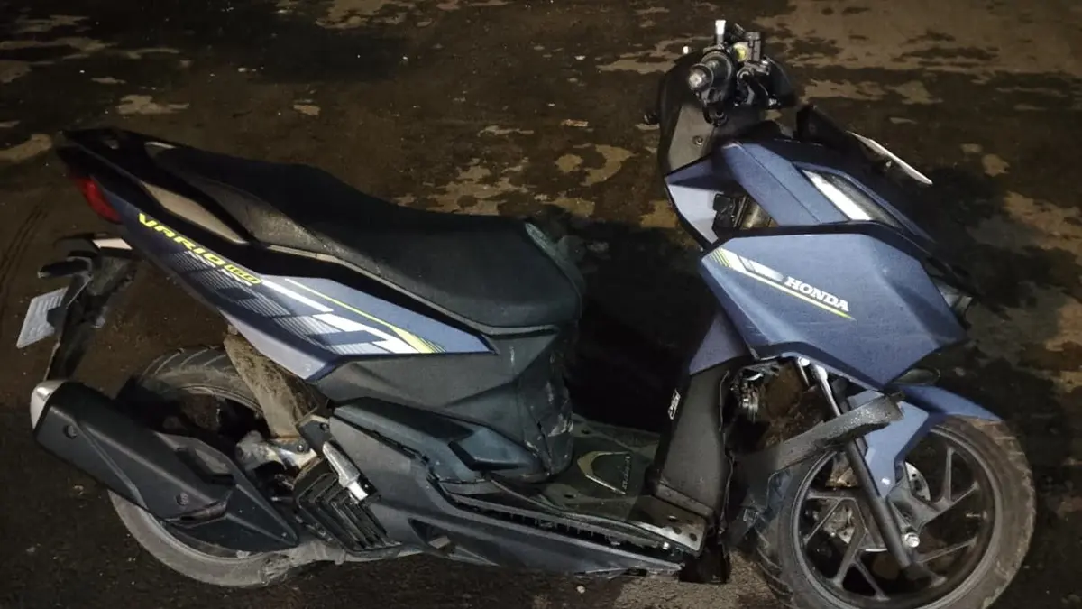 Kecelakaan tunggal merenggut nyawa remaja terjadi di jalan raya Desa Kepuhkembeng, Kecamatan Peterongan, Jombang, Jumat dini hari (1/5). (Achmad RW/Radar Jombang)