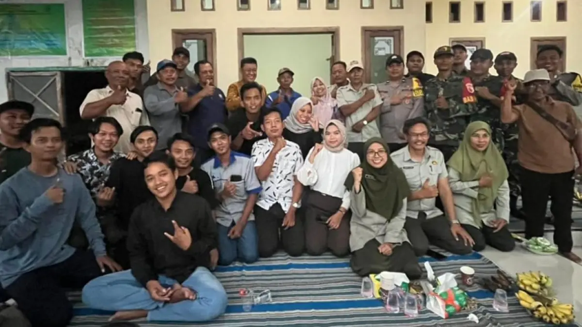 SINERGI PERTANIAN: Kepala Desa Kedungmlati Mariyati mendampingi seluruh tamu undangan saat kegiatan sosialisasi program Brigade Pangan di Dusun Kedunggayam, Desa Kedungmlati, Kesamben, Jombang, Kamis (30/4) siang. (Dwi Aris/Radar Jombang)