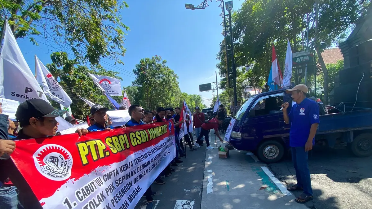 SUARAKAN TUNTUTAN: Puluhan buruh menggelar aksi demo di depan Kantor Pemkab Jombang, (1/5). (Anggi Fridianto/Radar Jombang) 