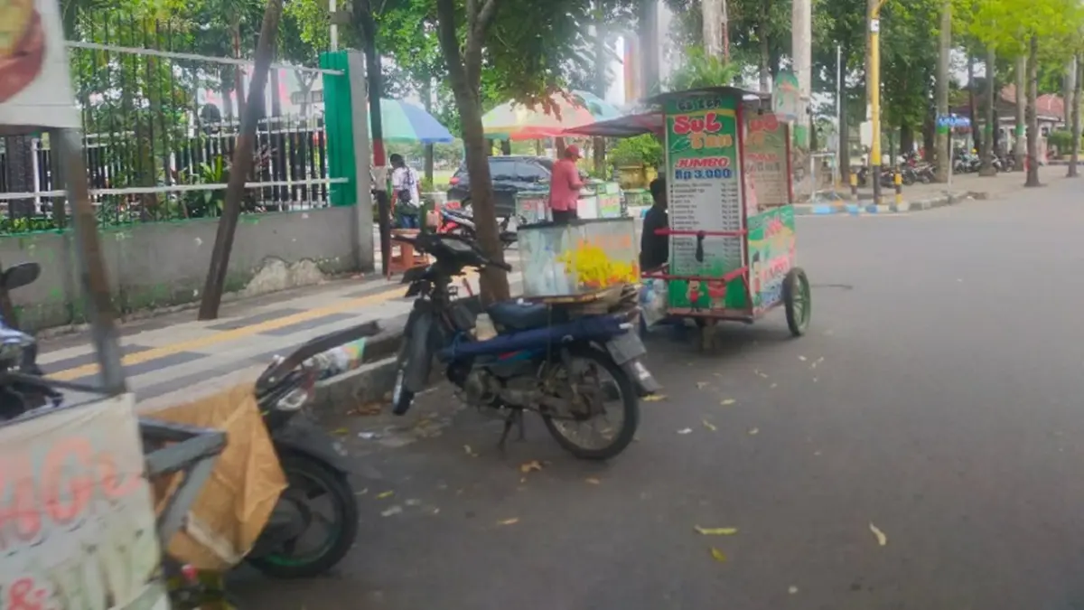 BALIK KUNCING: PKL Kembali berjualan di Jalan KH Ahmad Dahlan dan Alun-Alun Jombang. (Azmy Endiyana/Radar Jombang)