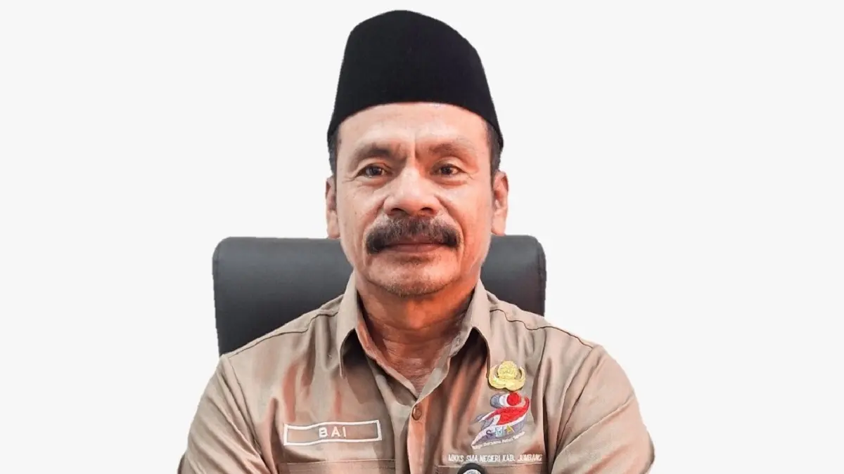 DISIPLIN: Kepala SMAN Kabuh Ba’i SPd MMPd.