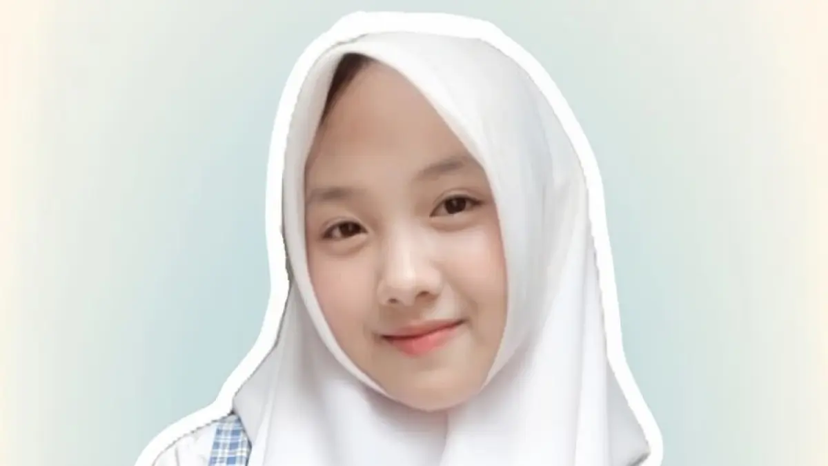 Julia Fahma, Kelas 8-B SMPN 1 Wonosalam