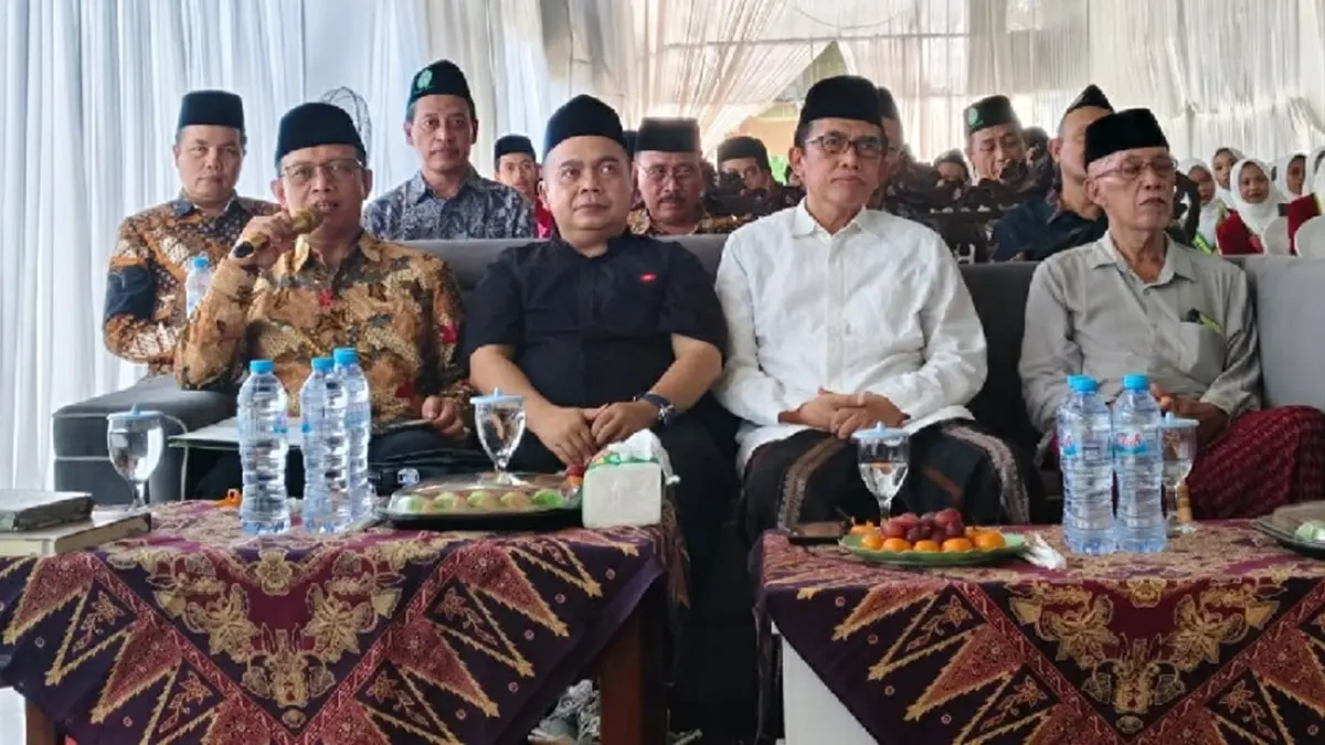 Kepala Kantor Kemenag Jombang Dr Muhajir SPd MAg secara langsung melakukan uji publik hafalan Alquran kepada siswa.&nbsp;