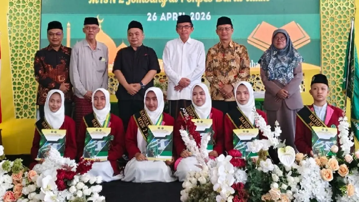 MTsN 2 Jombang di lingkungan Pondok Pesantren Darul Ulum, Rejoso, menggelar Pengukuhan Tahfidz Alquran ke-17 yang dirangkai dengan tasyakuran kelas 9, Minggu (26/4). 