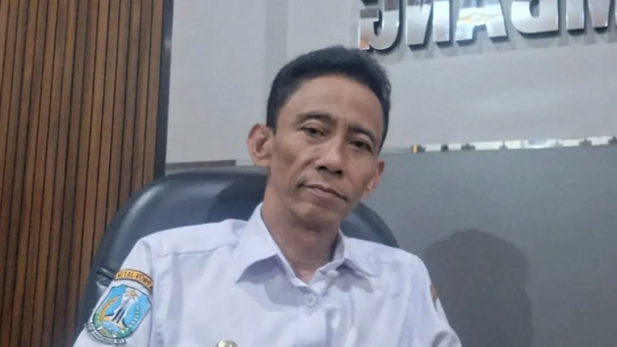 TELADAN: Kepala SMAN 2 Jombang Budiono SPd MMPd sosok kepala sekolah yang disiplin dan bertanggungjawab.