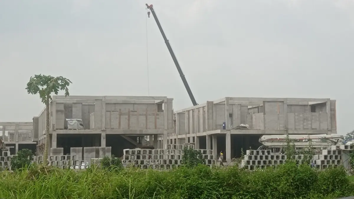 DIKEJAR TARGET: Pekerja beraktivitas di proyek Sekolah Rakyat di Desa Tunggorono, Kecamatan Jombang. (Ainul Hafidz/Radar Jombang)