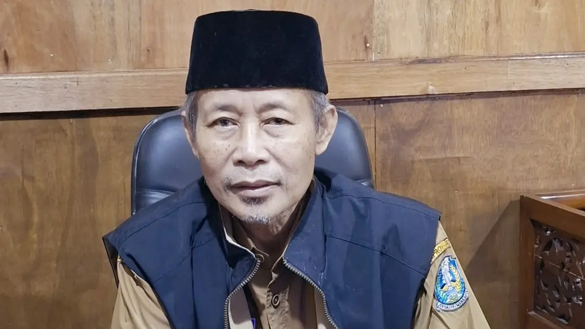 Drs. Waras, M.M.Pd, kepala SMAN Mojoagung, Jombang.