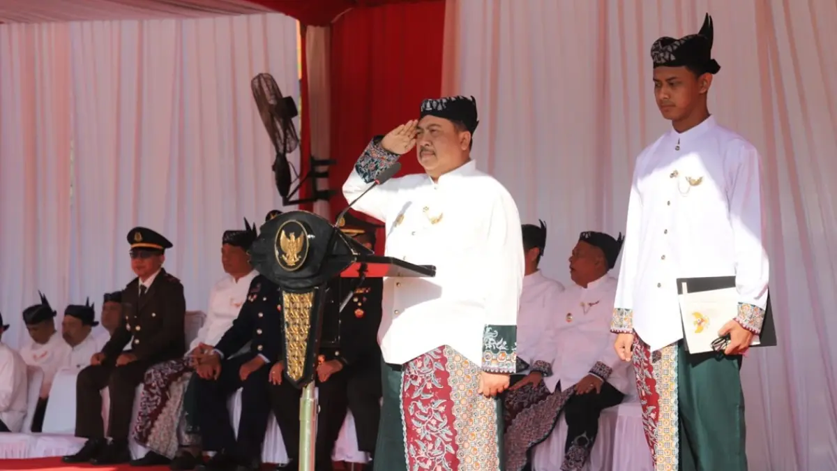 PIMPIN UPACARA: Bupati Jombang Warsubi memimpin peringatan Hari Pendidikan Nasional (Hardiknas) 2026 di Lapangan Pemkab Jombang, Sabtu (2/5) pagi. (Anggi Fridianto/Radar Jombang)