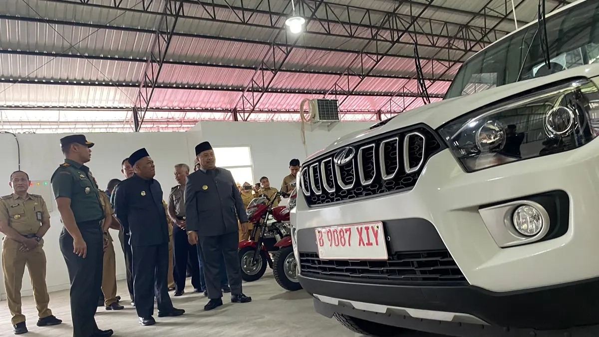 CEK: Bupati Jombang Warsubi saat meninjau gedung KDKMP di Desa Tunggorono, Kecamatan Jombang, Senin (4/5). (Anggi Fridianto/Radar Jombang)