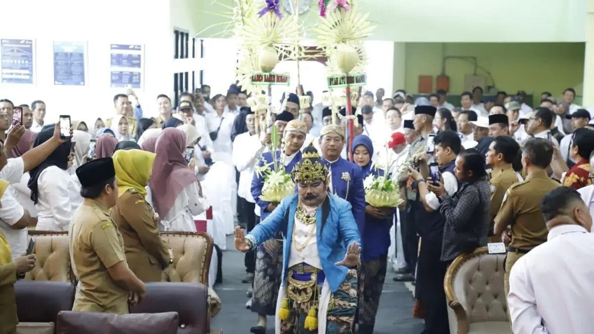 CUCUK LAMPAH: Iring-iringan tebu dalam proses Tebu Manten membuka musim giling PG Tjoekir, Diwek, Jombang, Senin (4/5). (Ainul Hafidz/Radar Jombang)