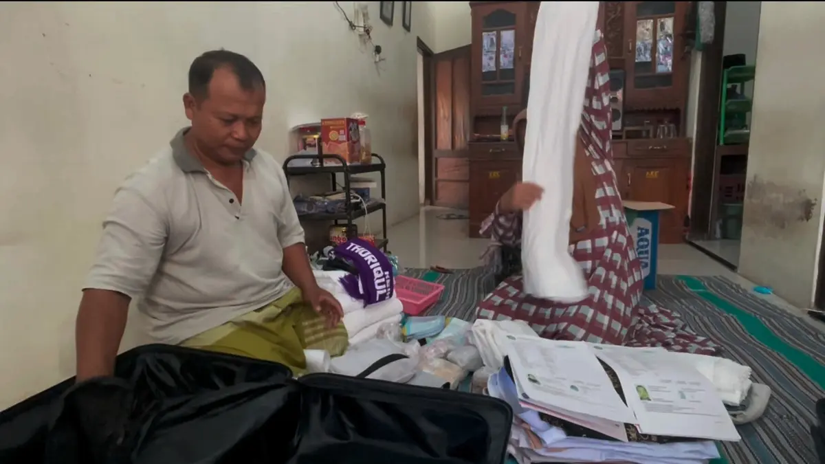 ISTIQOMAH: Hariono, pedagang asongan asal Dusun Kapringan, Desa Dukuh Klopo, Kecamatan Peterongan, Jombang menyiapkan barang untuk keberangkatan haji, Kamis (30/4). (Anggi Fridianto/Radar Jombang)