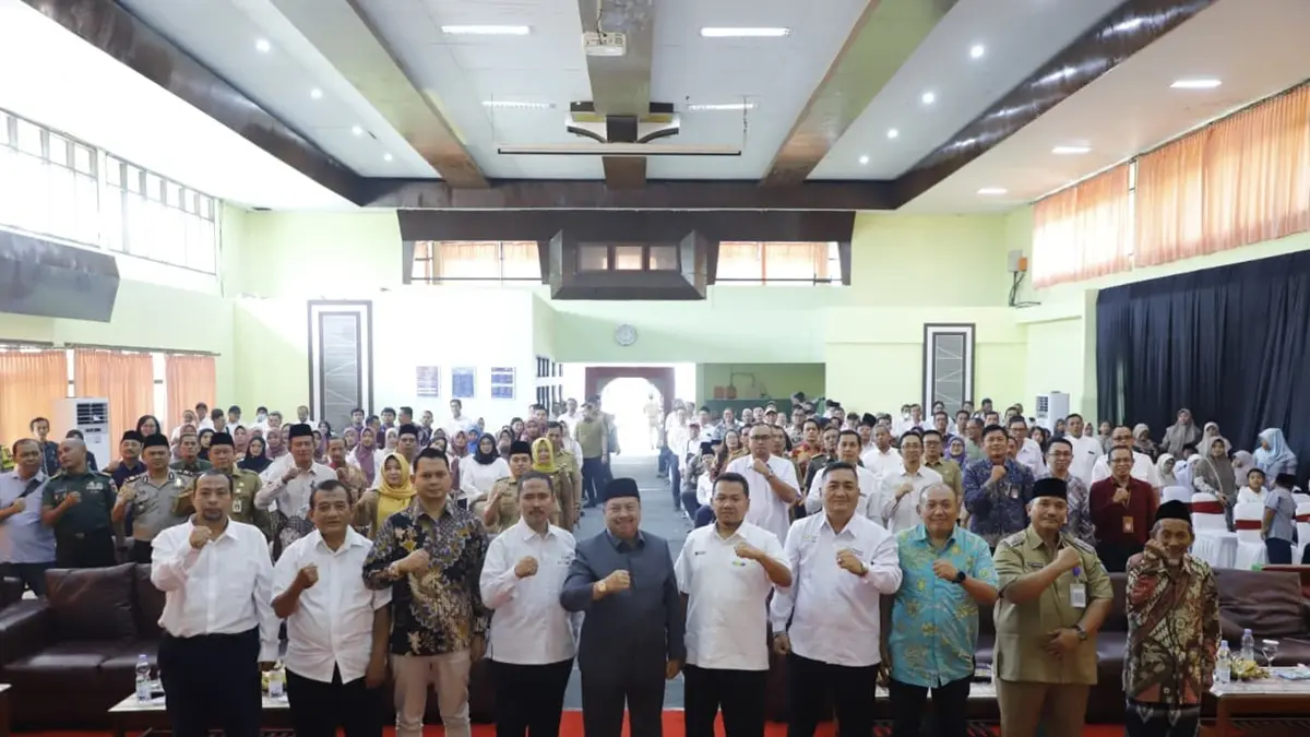 KOMPAK: Bupati Warsubi bersama GM PT SGN PG Tjoekir Abdul Azis Purmali (tengah baju putih) bersama undangan. (Ainul Hafidz/Radar Jombang)