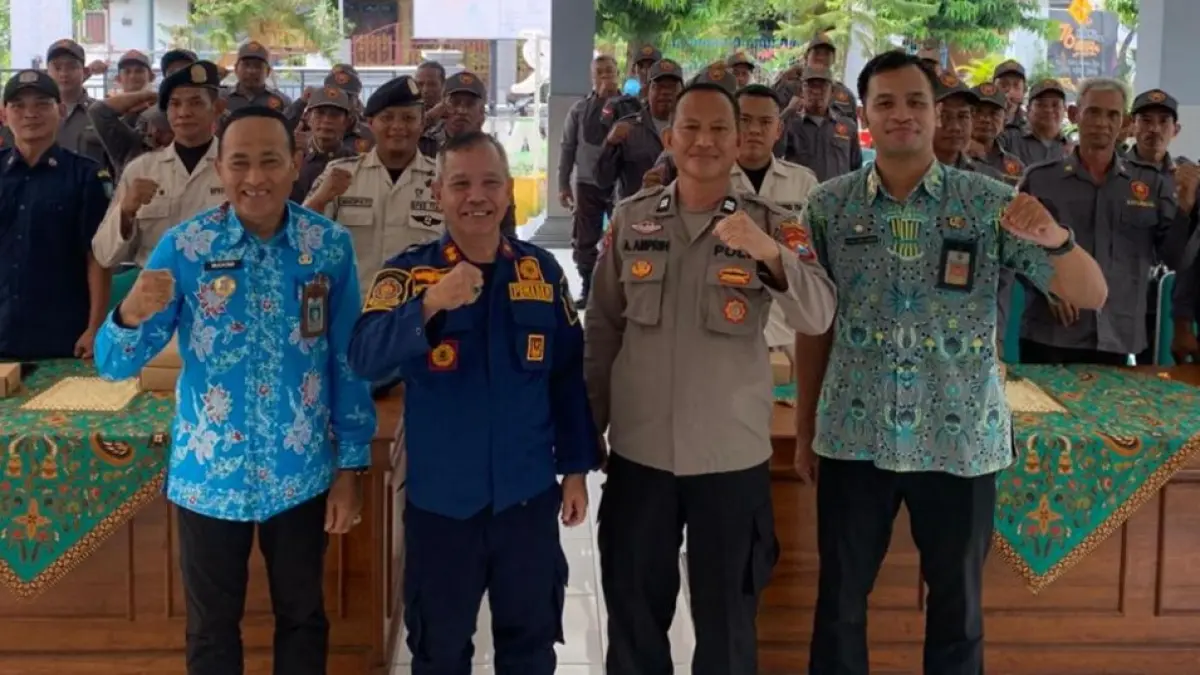 SINERGI: Lurah Jombatan Evodie Demas Sugandy bersama peserta dan tamu di pendopo Kelurahan Jombatan, Jombang, Kamis (30/4). (Dwi Aris/Radar Jombang)