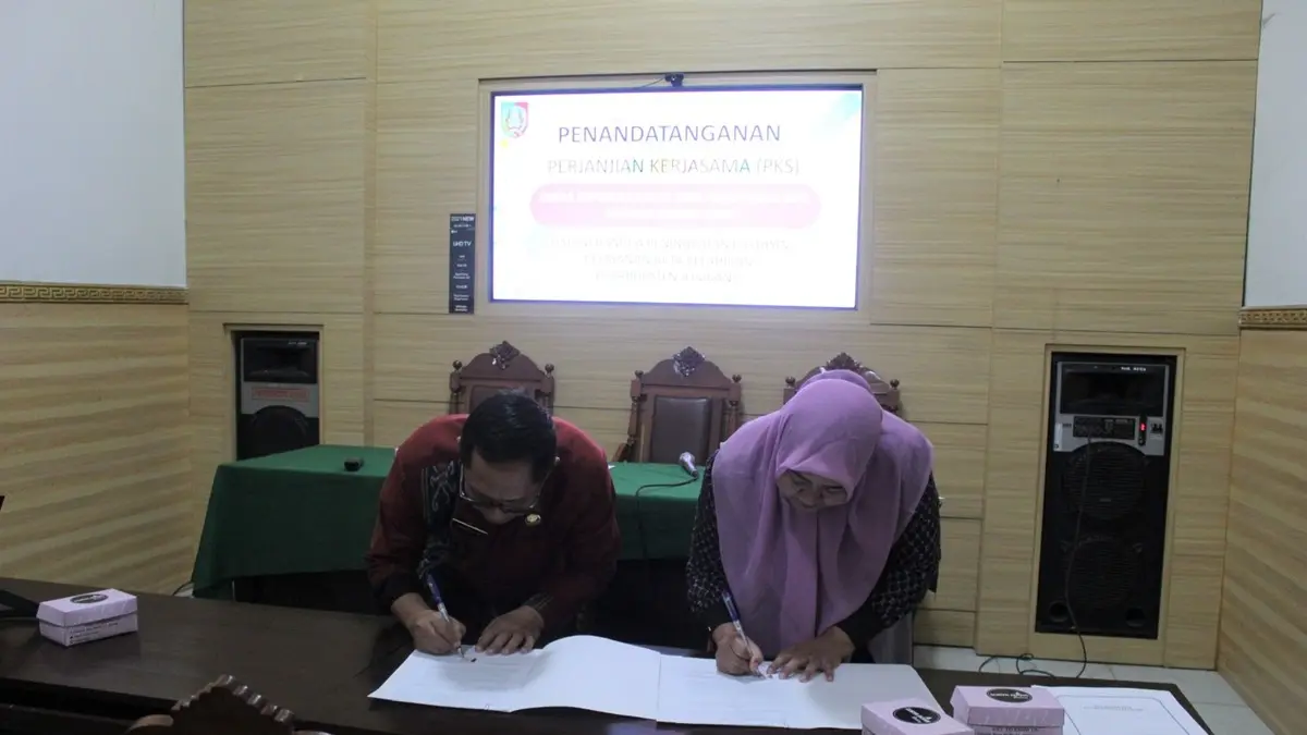 BARU: Kepala Dispendukcapil Jombang Masduqi Zakaria menandatangani PKS dengan salah satu rumah sakit untuk program Dokter Drupadi.