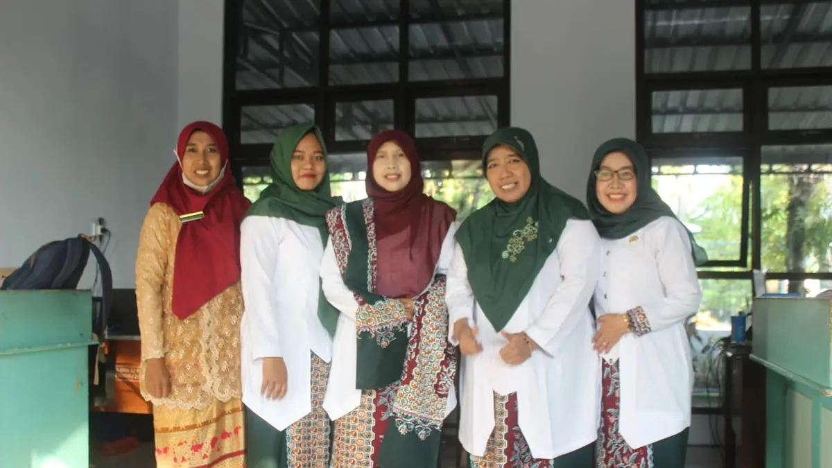 KARTINI MASA KINI: Kepala SMPN 2 Megaluh, Jombang Laily Syarifah SAg bersama PTK saat momen peringatan Hari Kartini. (Dwi Aris/Radar Jombang)