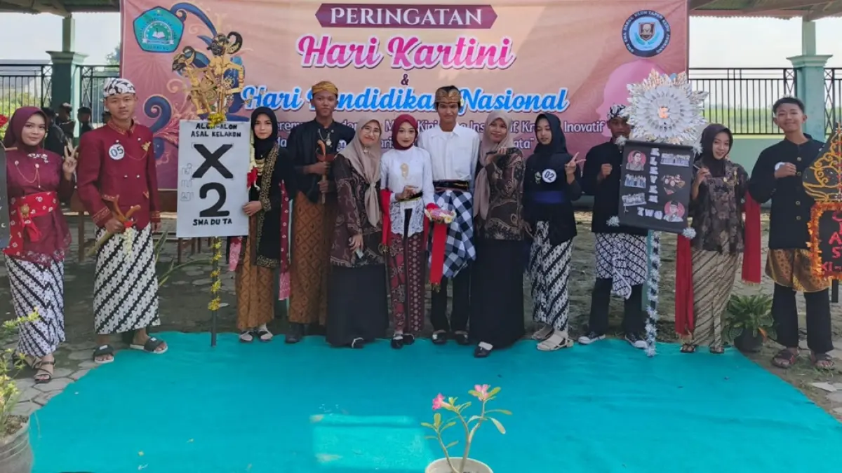 MOMEN NASIONAL: Siswa Smaduta, Jombang didampingi dewan guru saat merayakan peringatan Hari Kartini dan Hari Pendidikan Nasional. (Dwi Aris/Radar Jombang)