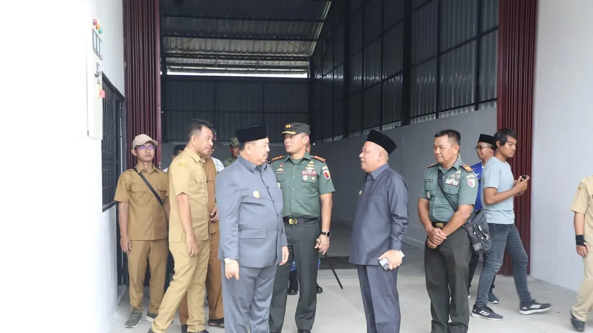 PANTAU: Bupati Jombang Warsubi bersama Komandan Kodim 0814/Jombang Letkol Kav Dicky Prasojo memantau kesiapan KDKMP, Senin (4/5). (Anggi Fridianto/Radar Jombang)