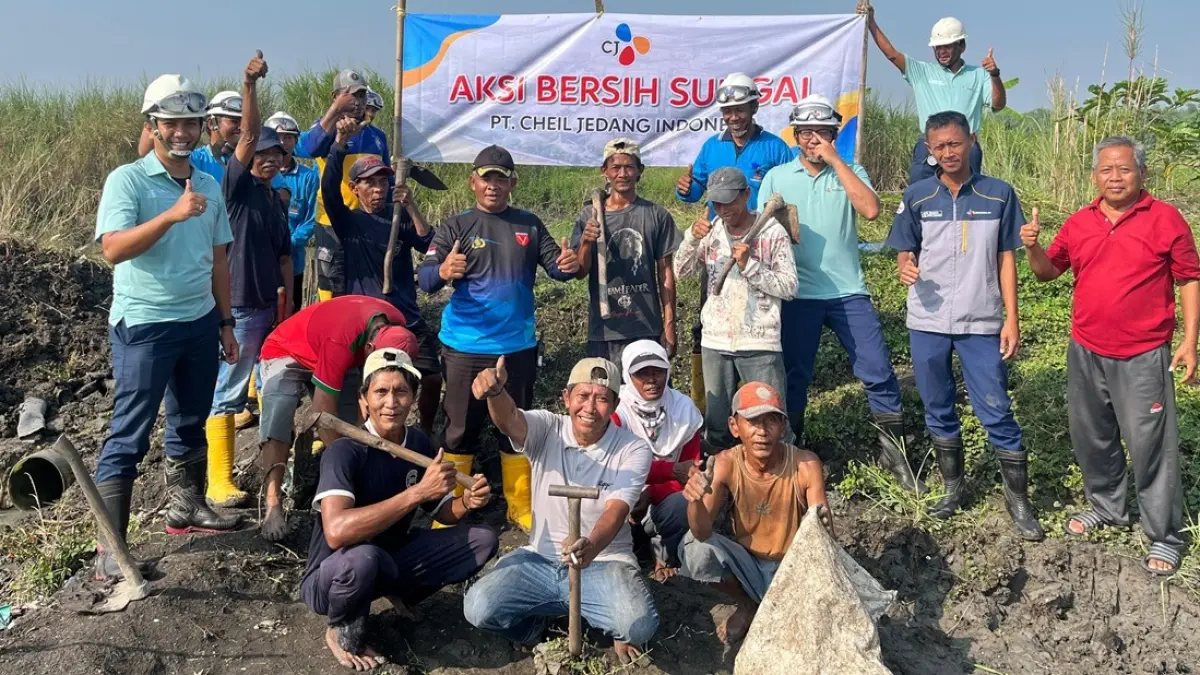 PEDULI: PT CJI bersama warga Jatigedong Kecamatan Ploso, Jombang gelar aksi bersih sungai Bancang, (6/5). (Anggi Fridianto/Radar Jombang)