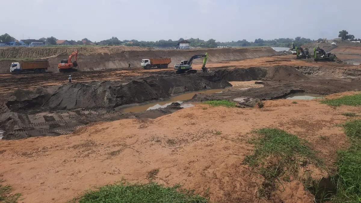 Proyek rehab Bendung Jatimlerek pekerjaan masih berkutat pada penggalian saluran pengelak sementara di sisi selatan Sungai Brantas, Desa Sudimoro, Kecamatan Megaluh, Jombang. (Ainul Hafidz/Radar Jombang)