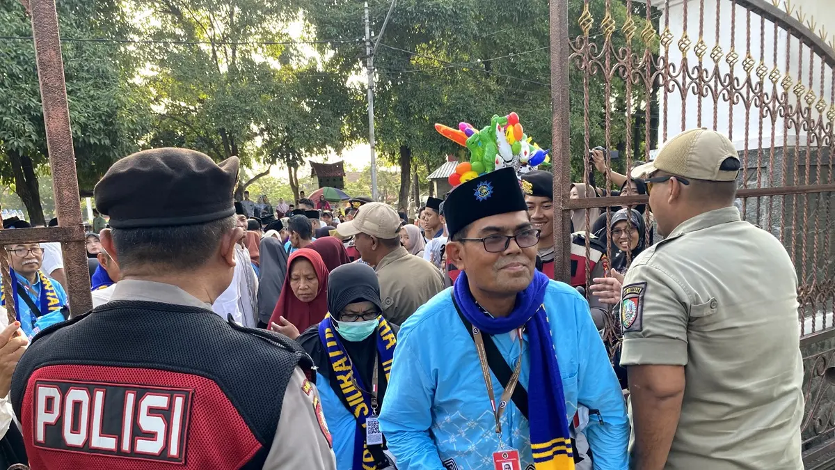 Sebanyak 528 calon jemaah haji (CJH) asal Kabupaten Jombang resmi diberangkatkan, Rabu (6/5). (Anggi Fridianto/Radar Jombang)