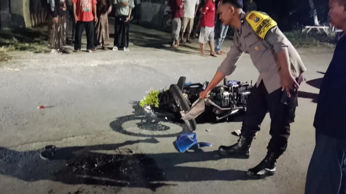 Seorang pengendara sepeda motor tewas terlindas truk gandeng di jalan arteri Kecamatan Perak, Jombang, Selasa (5/5) malam.