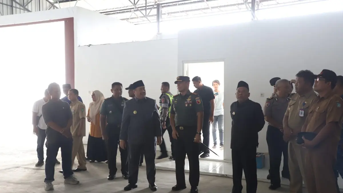 TINJAU: Kepala Desa Tunggorono Didik Dwi Mulyawan mendampingi kunjungan jajaran Forkopimda Jombang saat meninjau kesiapan KDMP Tunggorono, Senin (4/5). 
