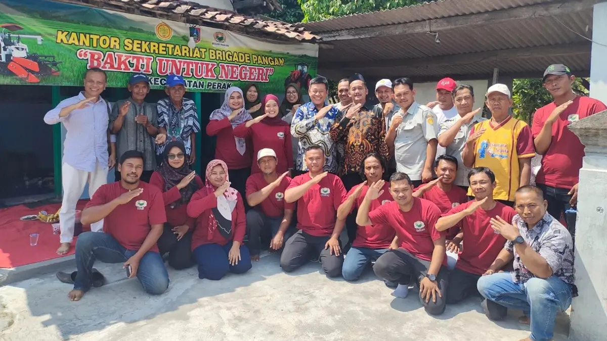 SINERGI PERTANIAN: Kepala Desa Sumberagung Mohammad Mukhlis mendampingi Kepala Dinas Pertanian Kabupaten Jombang M Rony bersama Brigade Pangan Bakti Untuk Negeri Kecamatan Perak, Jombang di kantor sekretariat BP Dusun/Desa Sumberagung, Kamis (7/5) siang. (Dwi Aris/Radar Jombang)