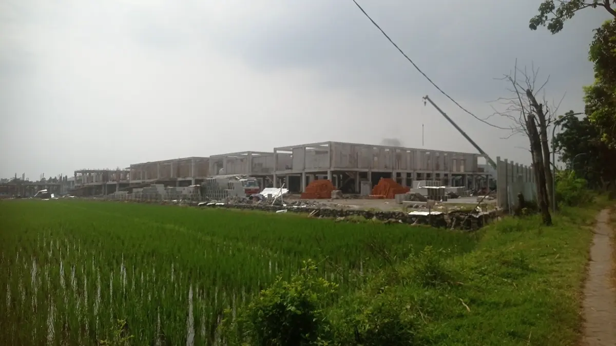 DIKEJAR DEADLINE: Proyek Sekolah Rakyat di Desa Tunggorono, Kecamatan Jombang ditarget Juli sudah ditempati. (Ainul Hafidz/Radar Jombang)