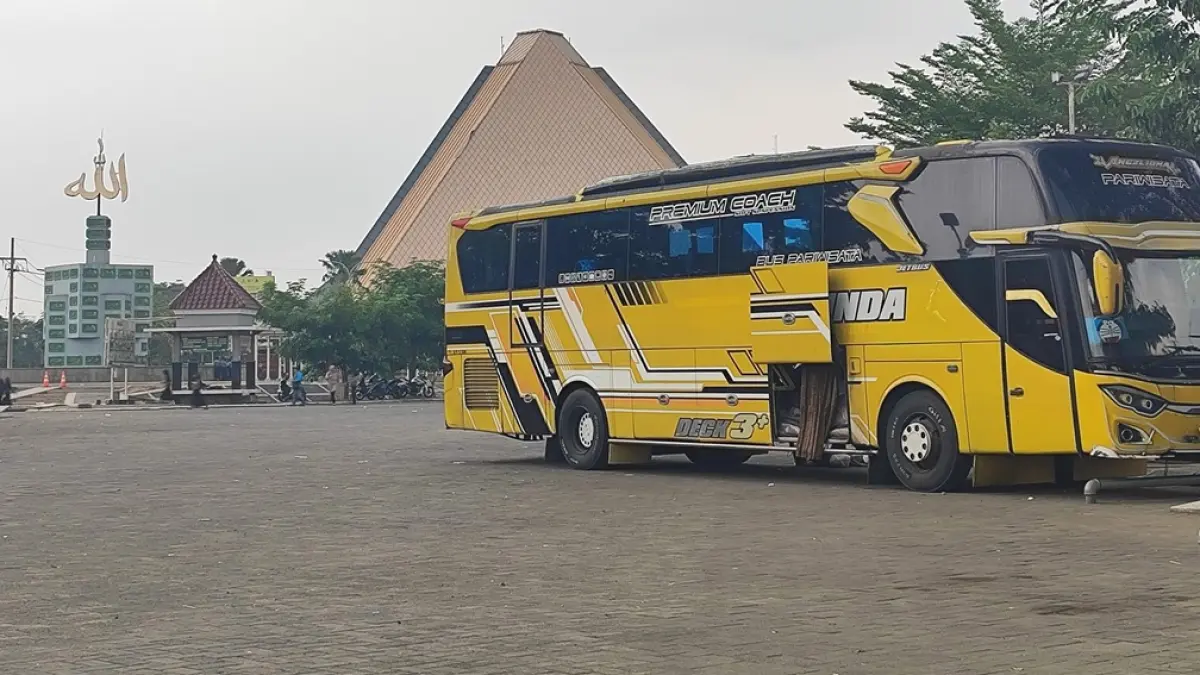 DITARGET PALING TINGGI: Bus besar parkir di Terminal Kawasan Wisata Religi Gus Dur (KWRG) di Desa Cukir, Kecamatan Diwek, Jombang. (Ainul Hafiidz/Radar Jombang)