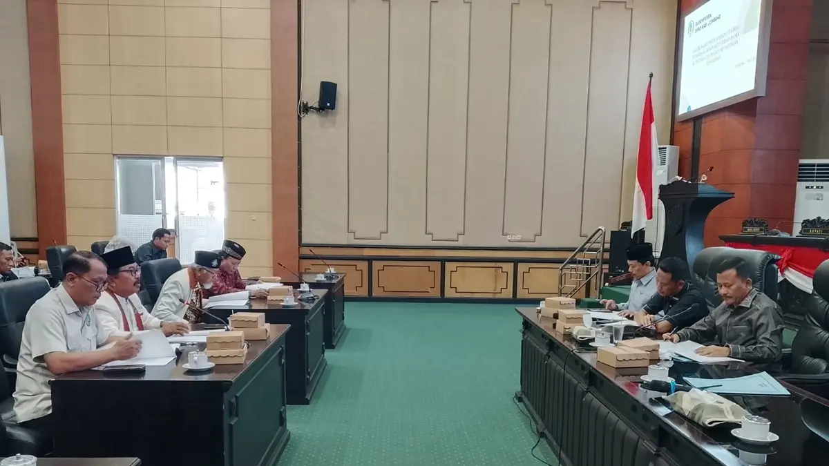 KERJA CERDAS : Bapemperda DPRD Jombang melakukan pembahasan Raperda Trantibumlinmas, Kamis (7/5). (Azmy Endiyana/Radar Jombang)
