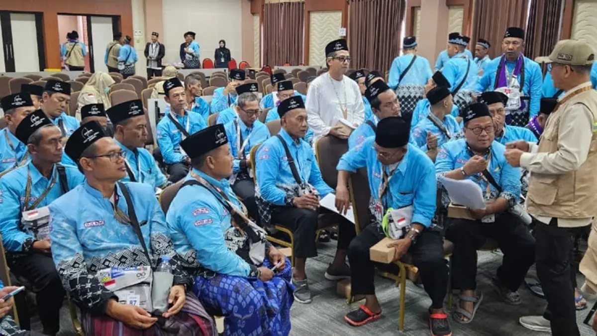 PEMBEKALAN: Ketua Rombongan 1 SUB Kloter 61 Zulfikar Damam Ikhwanto Adhim saat mendapat pembekalan dari Menteri Haji dan Umrah RI KH Mochamad Irfan Yusuf (Gus Irfan). (Anggi Fridianto/Radar Jombang)
