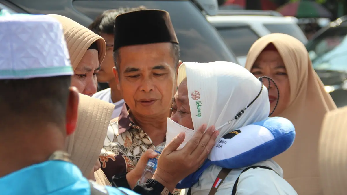 Suasana haru mewarnai pelepasan calon jemaah haji (CJH) asal Kabupaten Jombang, Kamis (7/5). (Anggi Fridianto/Radar Jombang)