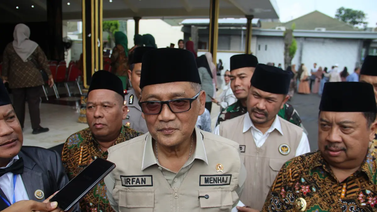 TEGAS: Menteri Haji dan Umrah RI KH Mochamad Irfan Yusuf  ikut melepas keberangkatan ratusan jemaah haji asal Jombang kloter  62 dan 63 di Pendopo Kabupaten Jombang, Kamis (7/5). (Anggi Fridianto/Radar Jombang)