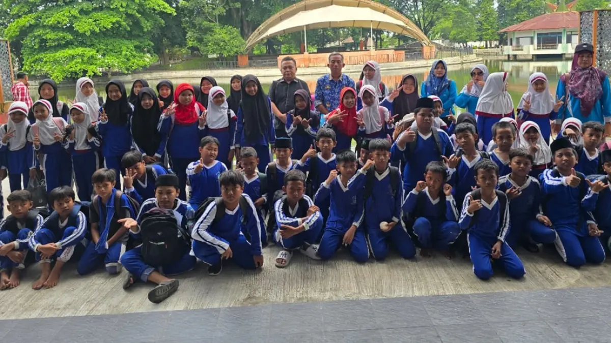 TELADAN: Wakil Ketua 3 DPRD Jombang, HM Syarif Hidayatullah ST MMT (Gus Sentot), bersama siswa peserta edukasi renang gratis di Tirta Wisata, Keplaksari, Peterongan, Senin (27/4). (Rojiful Mamduh/Radar Jombang)