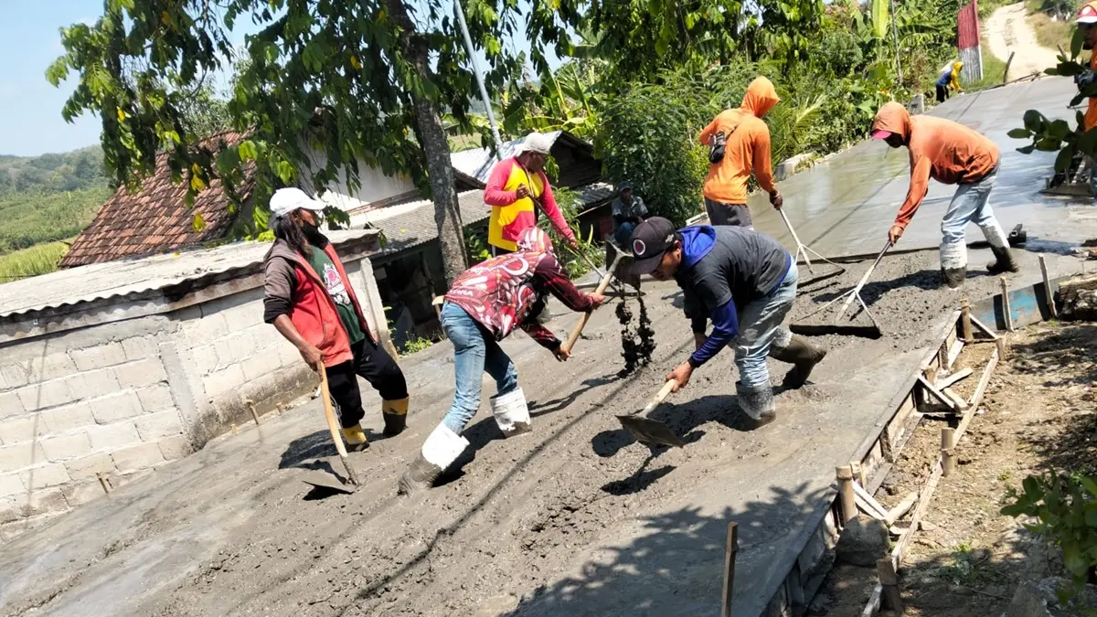 PERLANCAR MOBILITAS WARGA: Proses pengerjaan pembangunan jalan lingkungan di Dusun/Desa Asemgede, Ngusikan, Jombang. (Dwi Aris/Radar Jombang) 