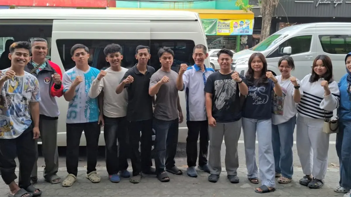 SEMANGAT: Ketua Harian Forki Jombang, Kwat Prayitno, memberangkatkan delapan atlet yang tampil Kejurnas mewakili Forki Jatim, (5/5). (Wenny Rosalina/Radar Jombang)