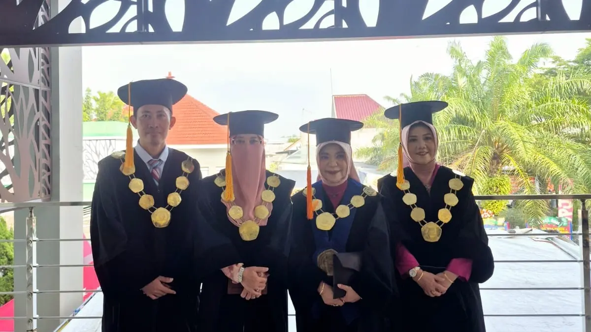 TELADAN: Rektor UPJB Prof Dr Dra Munawaroh MKes bersama pimpinan UPJB. (Anggi Fridianto/Radar Jombang)
