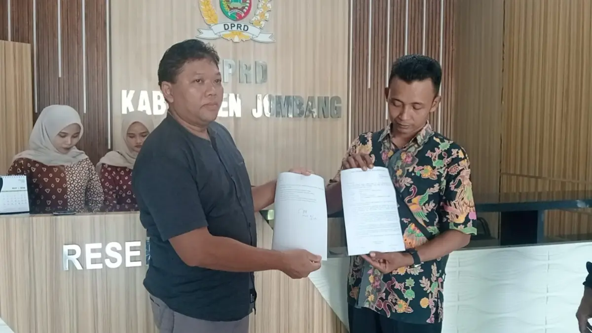 CARI SOLUSI: Dua guru yang diberhentikan mengajukan permohonan rapat dengar pendapat (RDP) ke DPRD Jombang, Jumat (8/5). (Anggi Fridianto/Radar Jombang)