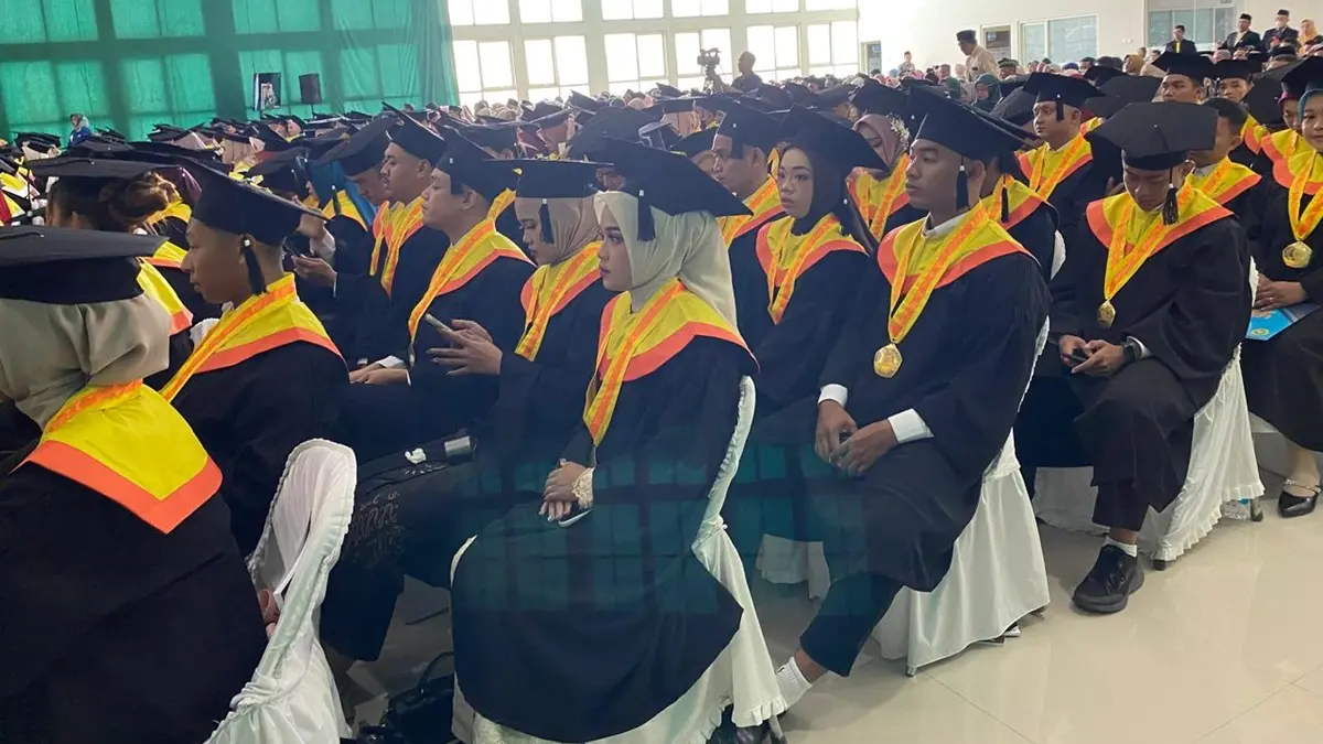 KHIDMAT: Mahasiswa UPJB mengikuti prosesi wisuda di Auditorium Natuwar, Sabtu (9/5).  (Anggi Fridianto/Radar Jombang)