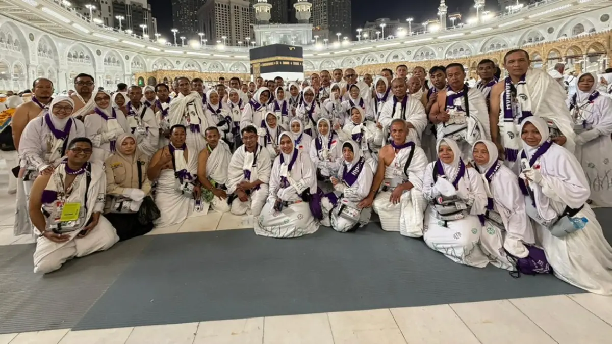 LANCAR: Ketua Rombongan 1 SUB Kloter 61, sekaligus pembimbing KBIHU Thoriqul Jannah, Jombang, H Zulfikar Damam Ikhwanto Adhim, memimpin umrah wajib, Jumat (8/5).