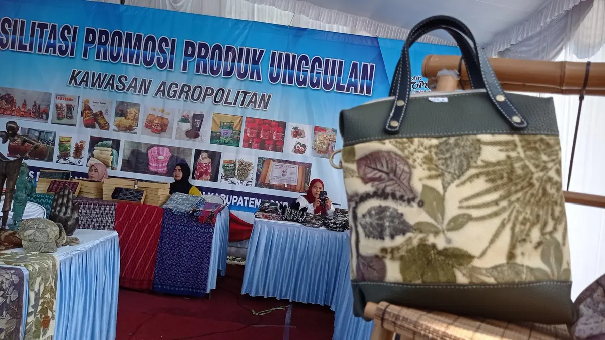 FASILITASI: Disdagrin Jombang memfasilitasi pelaku UMKM dalam event tradisi Riyaya Unduh-Unduh GKJW Mojowarno, Minggu (10/5). (Ainul Hafidz/Radar Jombang)