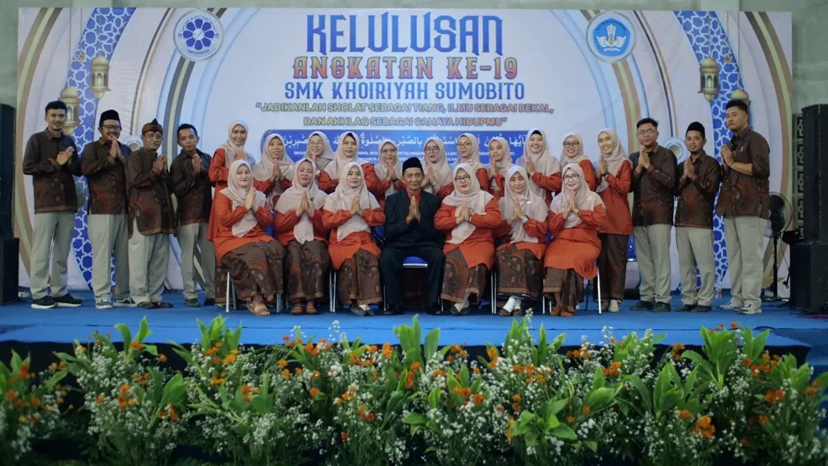 KOMPAK: Kepala SMK Khoiriyah Sumobito, Jombang, Ribut Heru Sugeng Santoso SPd (tengah) bersama guru dan staf. (Dwi Aris/Radar Jombang)