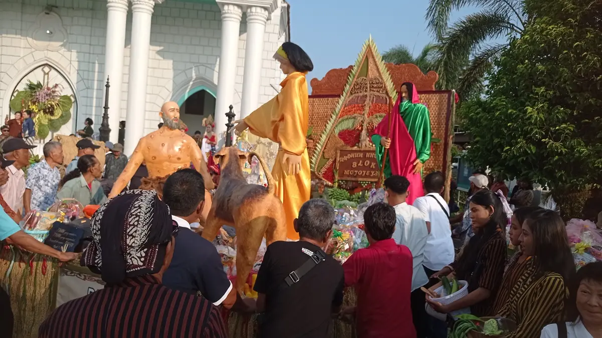 SEMARAK: Arak-arakan bangunan hasil bumi tradisi Riyaya Unduh-Unduh di GKJW Mojowarno, Jombang, Minggu (10/5). (Ainul Hafidz/AI/Radar Jombang)