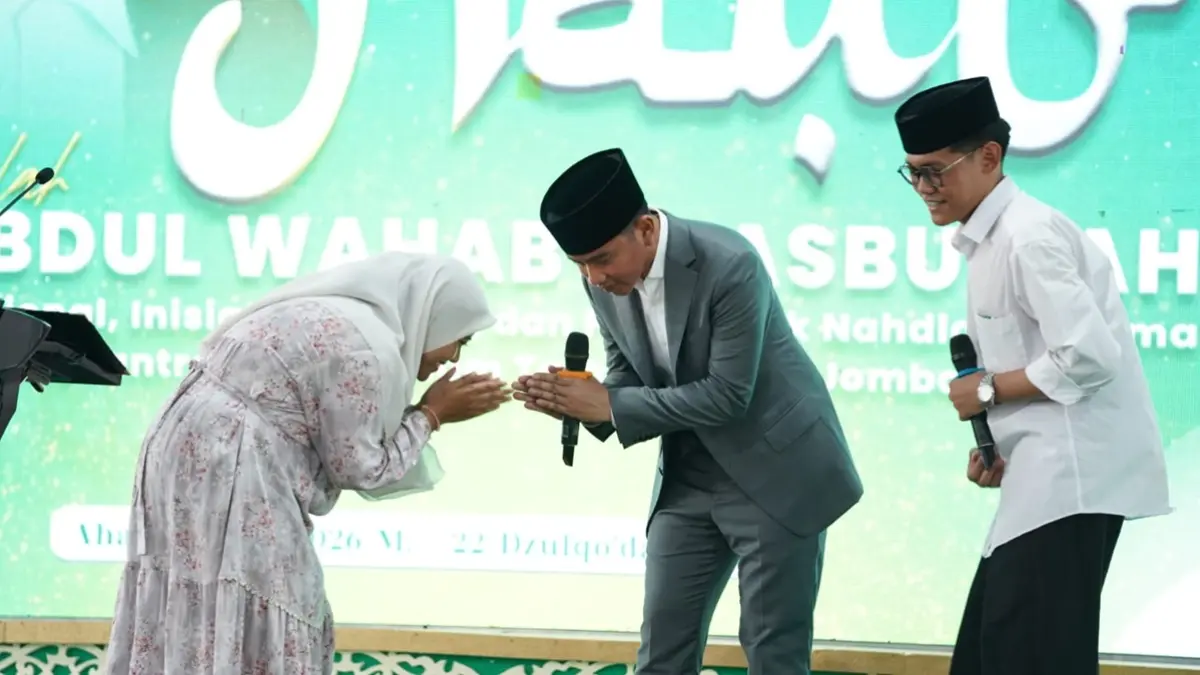 Wakil Presiden RI Gibran Rakabuming Raka saat menghadiri pengajian umum Haul ke-55 KH Abdul Wahab Chasbullah di halaman Pondok Pesantren Bahrul Ulum Tambakberas, Kecamatan Jombang, Minggu (10/5).